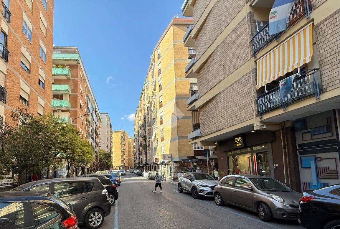 1 room Commercial property in Naples, Italy No. 294055