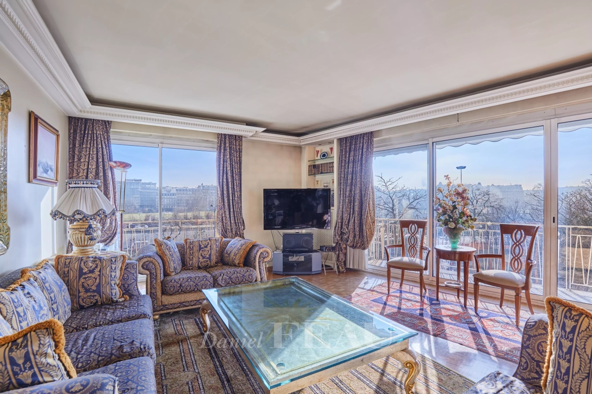 5 rooms Apartment in Paris, France No. 124367