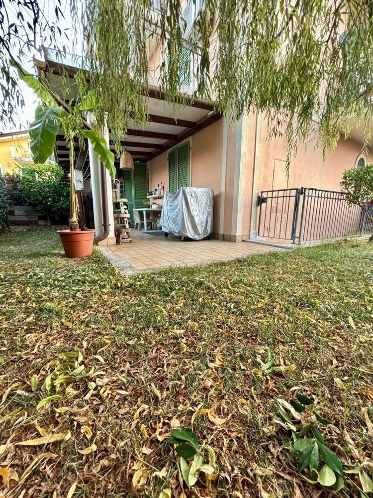 5 rooms Apartment in Massa, Italy No. 270687