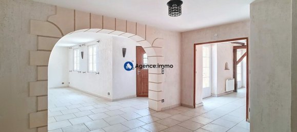 Casa de 4 dormitorios en Chateau-la-Valliere, France No. 236374 3