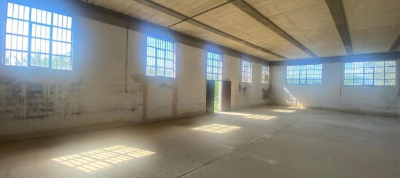 700m² Warehouse in Quarrata, Italy No. 284940 3
