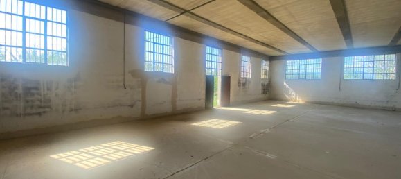 700m² Warehouse in Quarrata, Italy No. 284940 4