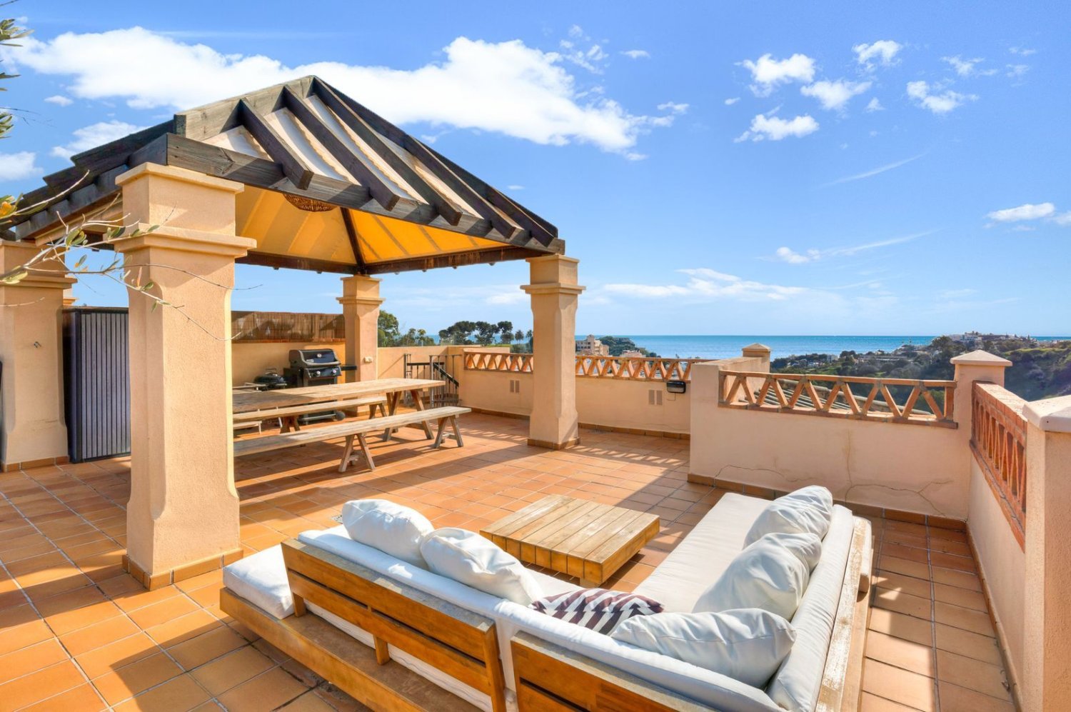 Пентхаус с 2 спальнями в Бенальмадена, Испания № 140237