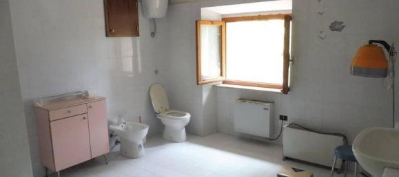 Casa de 7 habitaciónes en Apiro, Italy No. 20116 38