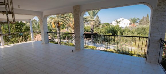 5 bedrooms Villa in Pervolia, Cyprus No. 979 4