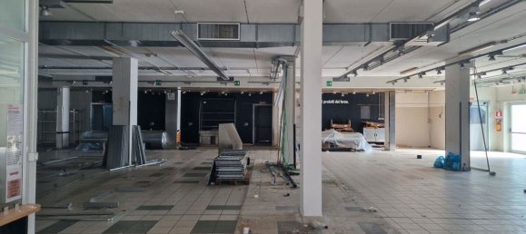 1400m² Office in Padua, Italy No. 65444 6