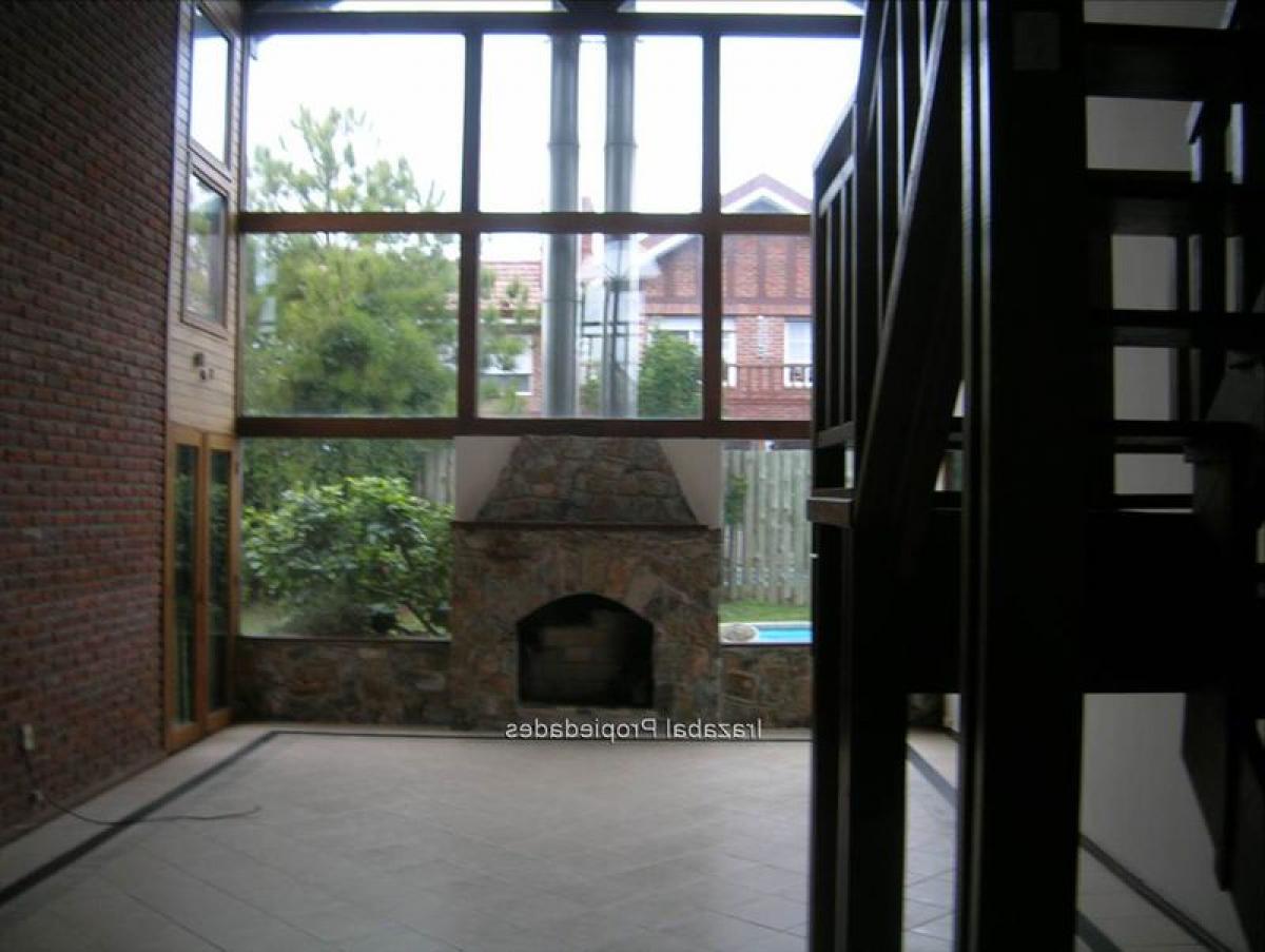 3 bedrooms House in Montevideo, Uruguay No. 2929