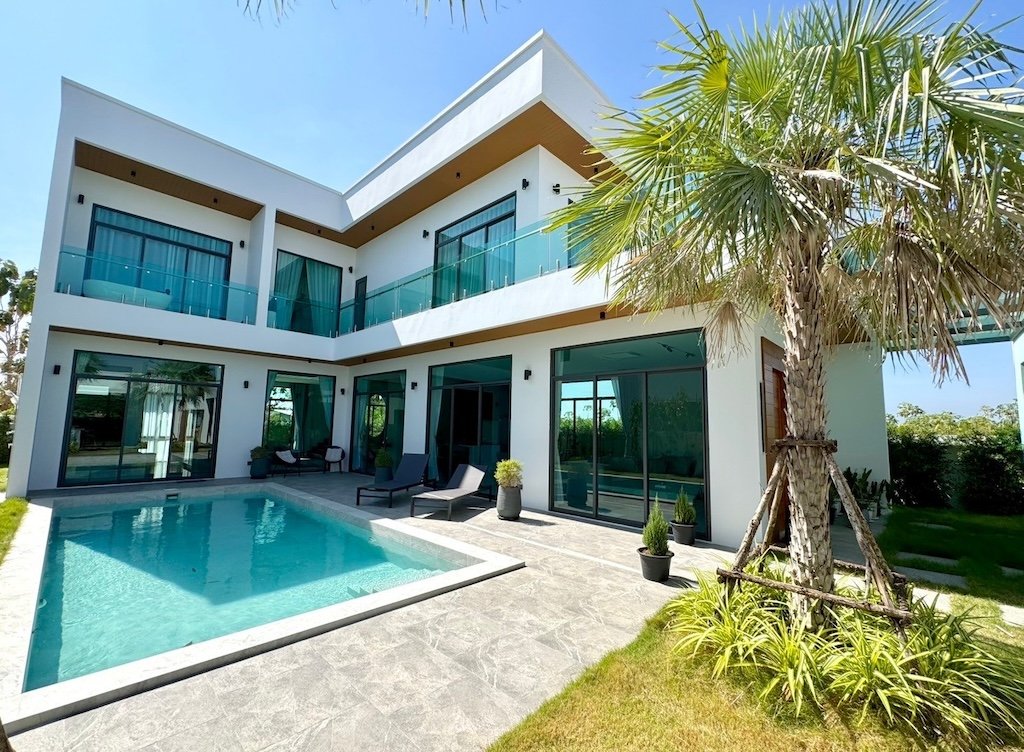 4 bedrooms Villa in Pattaya, Thailand No. 26628