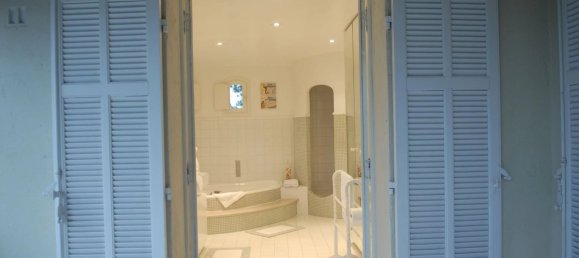 13 bedrooms Commercial property in Le Lavandou, France No. 1985 13