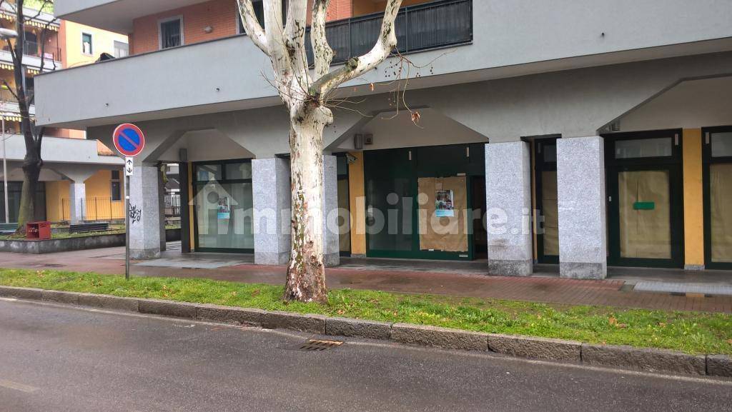 Propiedad comercial de 5 habitaciónes en Cormano, Italy No. 75796