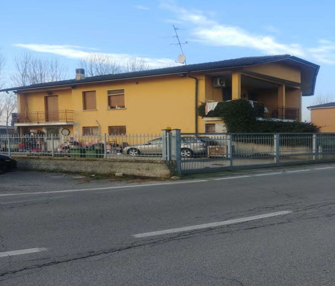 Apartamento de 4 habitaciónes en Spino d'Adda, Italy No. 182934