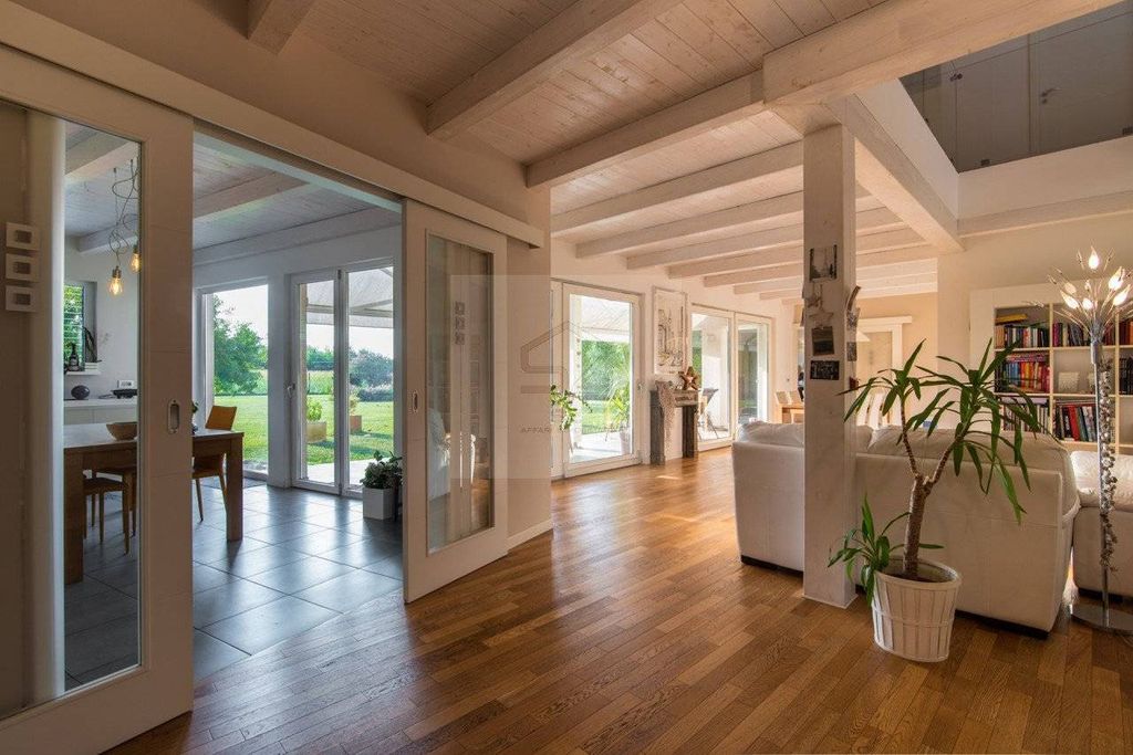 5 bedrooms Villa in Ponte San Nicolò, Italy No. 329092