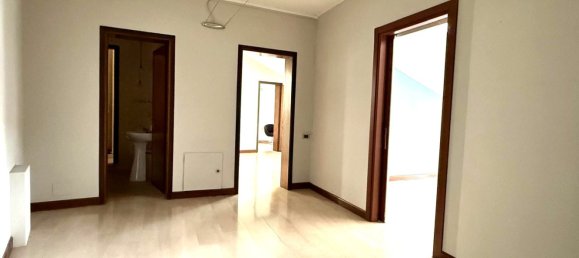 100m² Commercial property in Rovigo, Italy No. 295381 4