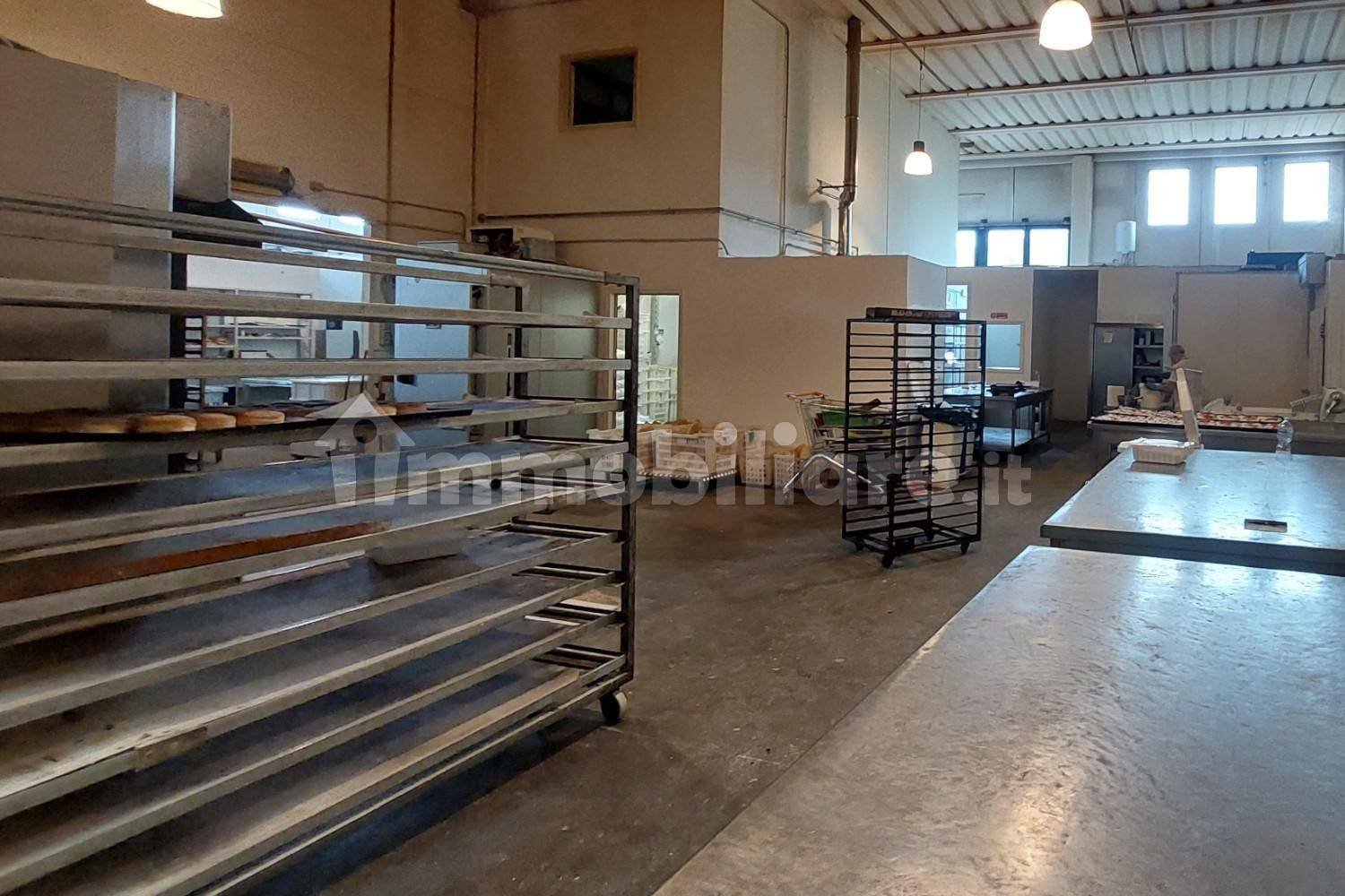 578m² Warehouse in Corciano, Italy No. 354594