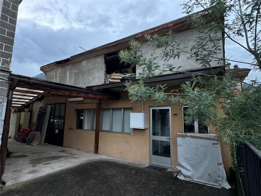 Oficina de 3 habitaciónes en Domodossola, Italy No. 188254