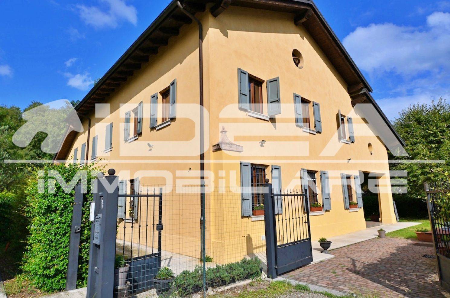 3 bedrooms House in Modena, Italy No. 401710