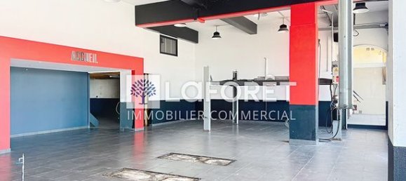 200m² Commercial property in Bressuire, France No. 306950 3