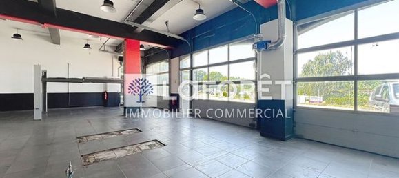 200m² Commercial property in Bressuire, France No. 306950 14