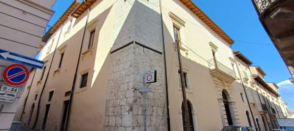 Apartamento de 10 habitaciónes en L'Aquila, Italy No. 212941 2