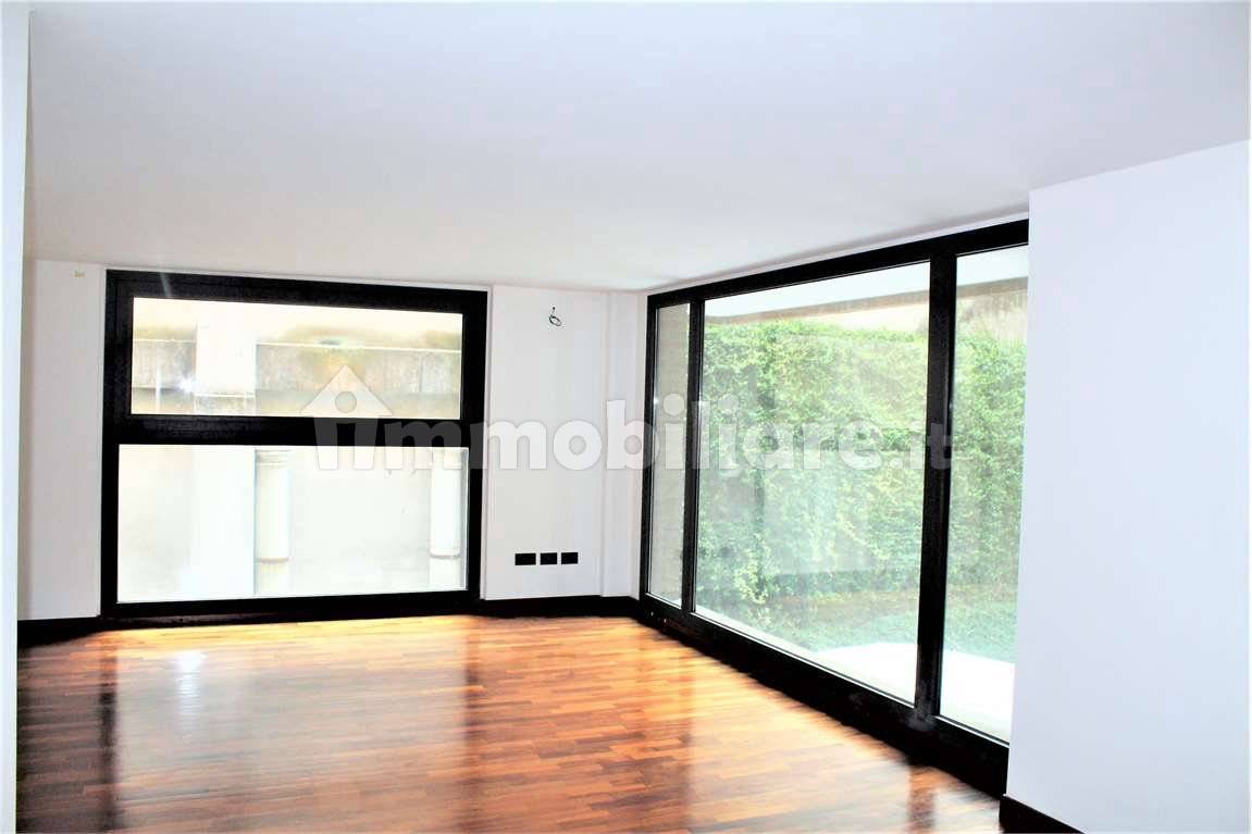 Oficina de 2 habitaciónes en Busto Arsizio, Italy No. 168077