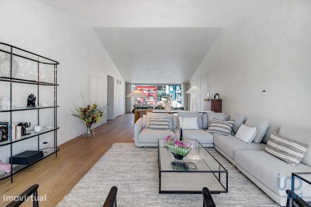 3 bedrooms Apartment in Lisbon, Portugal No. 123192