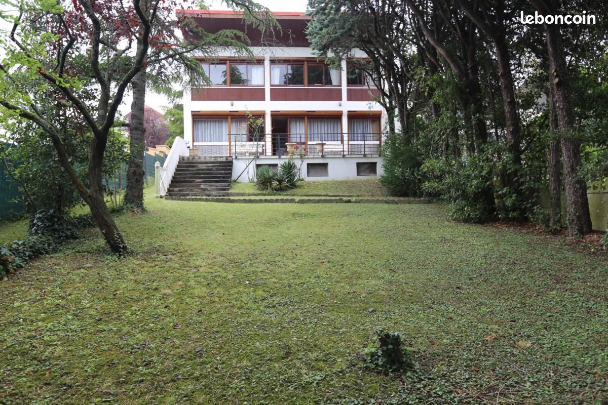 5 غرف نوم فيلا في Rosny-sous-Bois, France رقم 174813