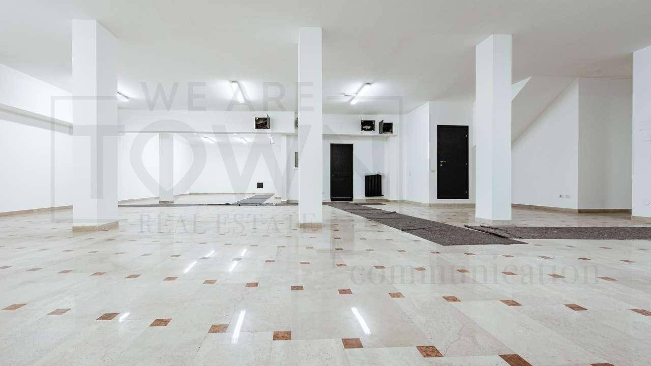 2 rooms Commercial property in Milan, Italy No. 241013