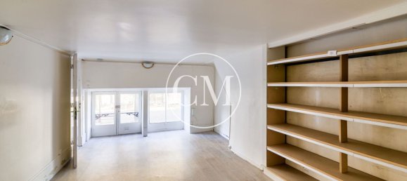 75m² Commercial property in Versailles, France No. 149871 2
