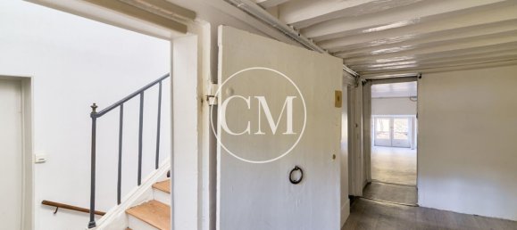 75m² Commercial property in Versailles, France No. 149871 10