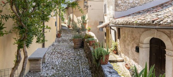 Здание с 12 комнатами в Поджо Катино, Италия № 62841 3