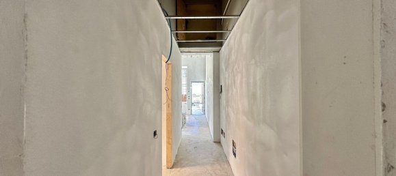 3 rooms Apartment in Florence, Italy No. 52112 10