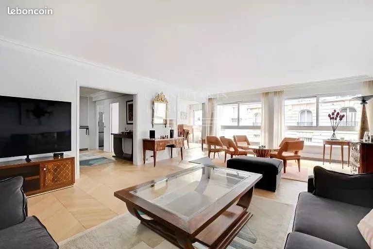 4 bedrooms Apartment in Paris, France No. 276496