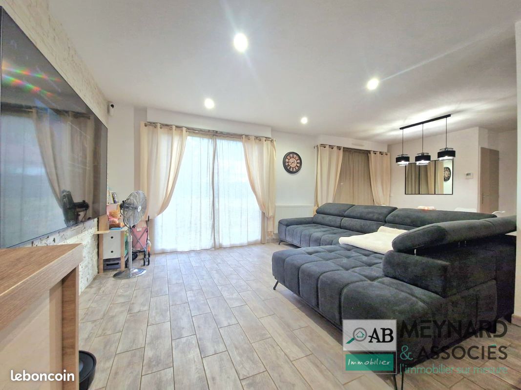 Casa de 3 dormitorios en Crecy-la-Chapelle, France No. 319452