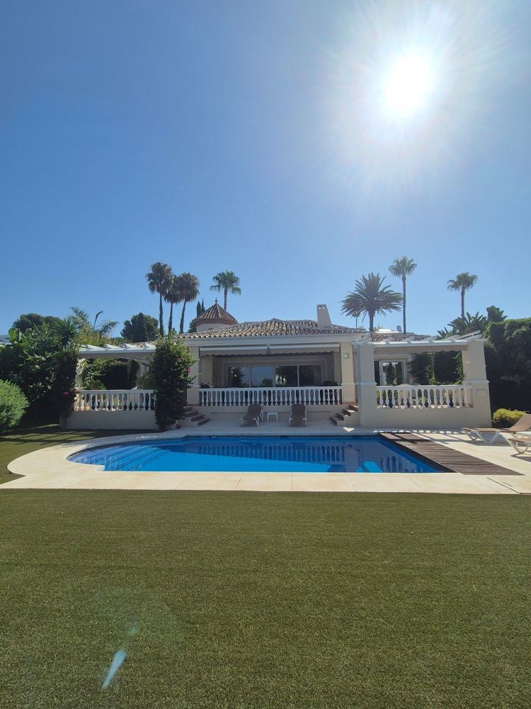 5 bedrooms Villa in Estepona, Spain No. 187866