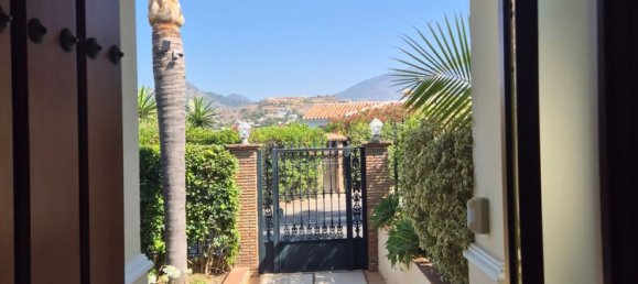 5 bedrooms Villa in Estepona, Spain No. 187866 3