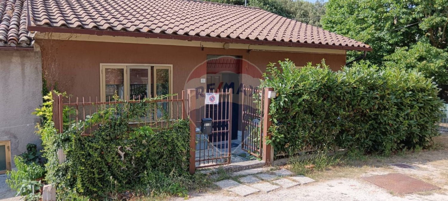 3 Schlafzimmer Haus in Fossato di Vico, Italy, Nr. 353622