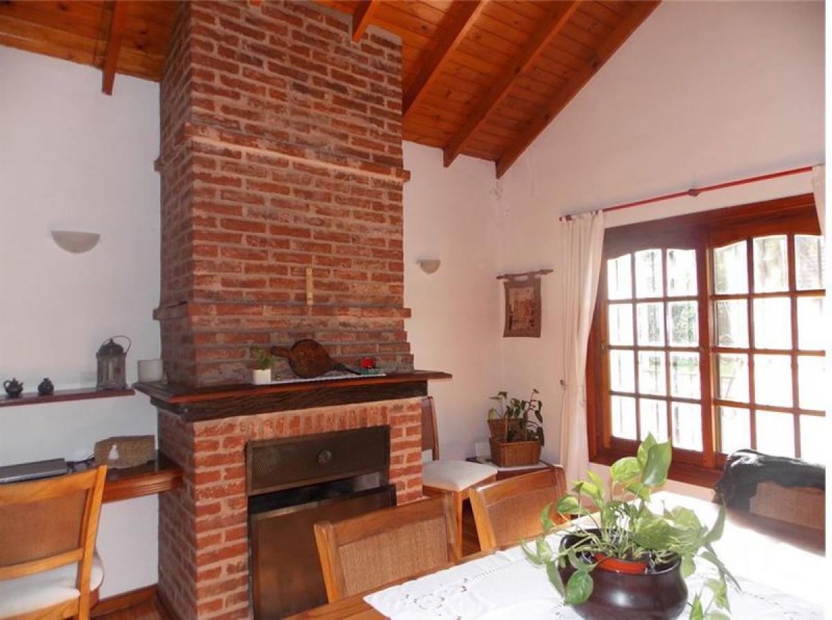 Casa de 3 dormitorios en Berazategui, Argentina No. 12885