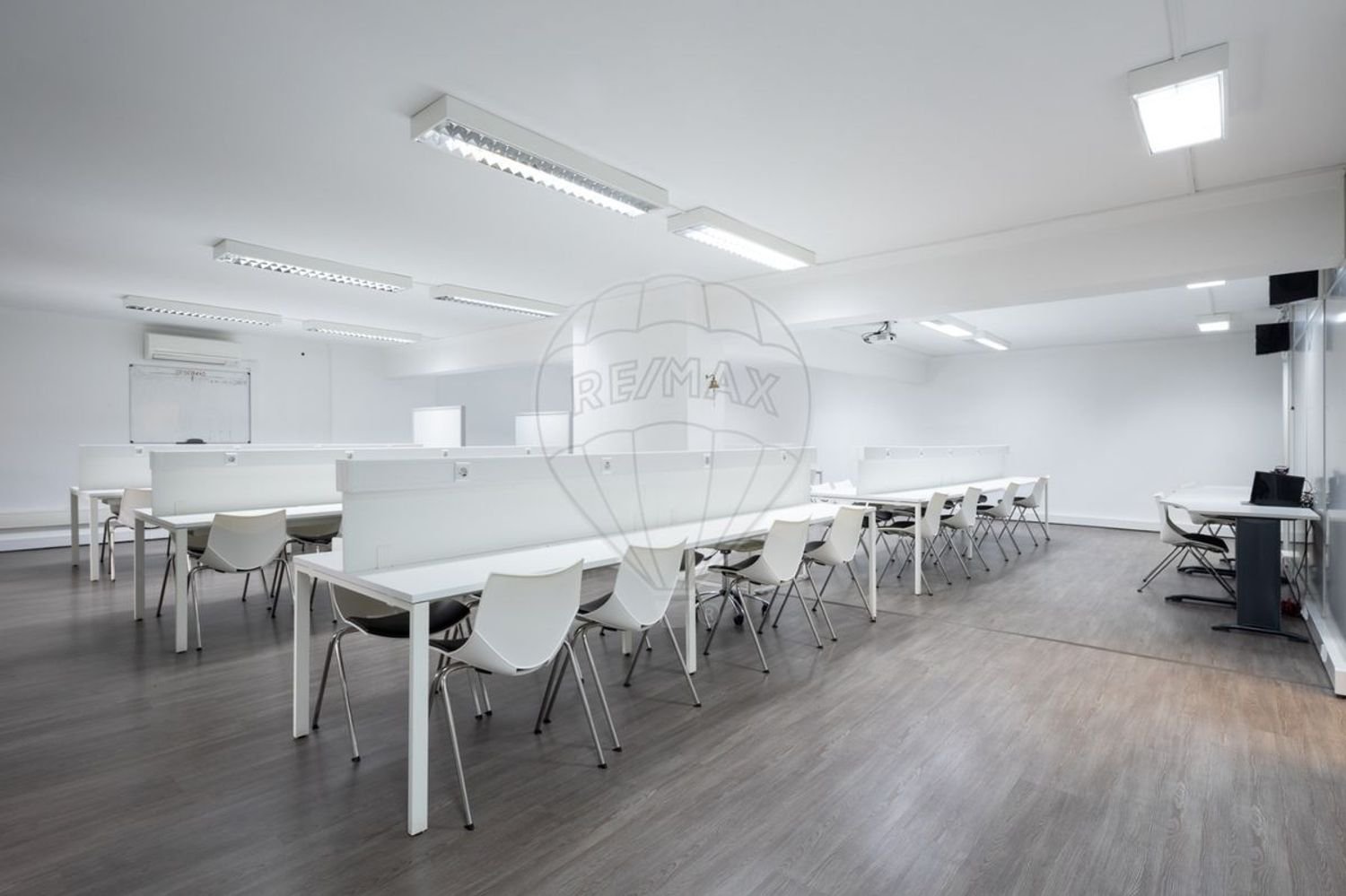 317m² Office in Almada, Portugal No. 69772