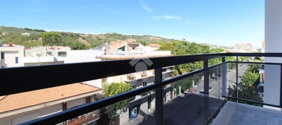 Квартира с 4 спальнями в Розето дельи Абруцци, Италия № 375898 5