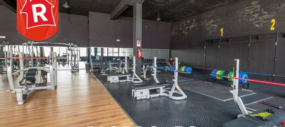 1300m² Commercial property in Lecce, Italy No. 30894 48