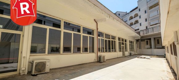 1300m² Commercial property in Lecce, Italy No. 30894 12