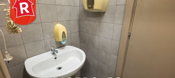 1300m² Commercial property in Lecce, Italy No. 30894 5