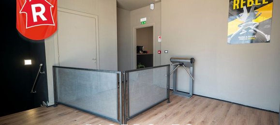 1300m² Commercial property in Lecce, Italy No. 30894 19