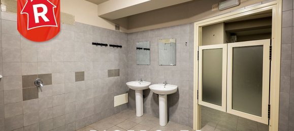 1300m² Commercial property in Lecce, Italy No. 30894 36