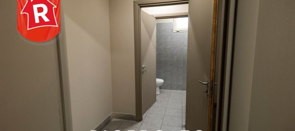 1300m² Commercial property in Lecce, Italy No. 30894 4