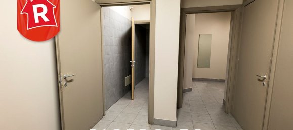 1300m² Commercial property in Lecce, Italy No. 30894 3