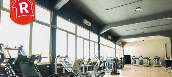 1300m² Commercial property in Lecce, Italy No. 30894 9