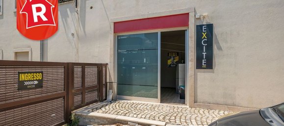 1300m² Commercial property in Lecce, Italy No. 30894 16