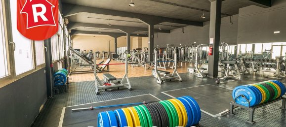 1300m² Commercial property in Lecce, Italy No. 30894 49