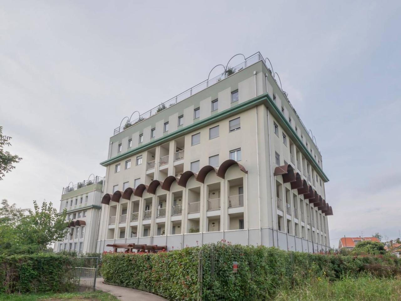 Apartamento de 5 habitaciónes en Legnano, Italy No. 142243